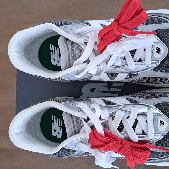 New Balance Kids 990v6 Sneaker - Color: Siver/Grey/Red - Size: Kids 7 - Picture 3 of 9